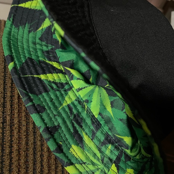 Reversible Cannabis Leaf Bucket Hat. - Picture 4 of 4